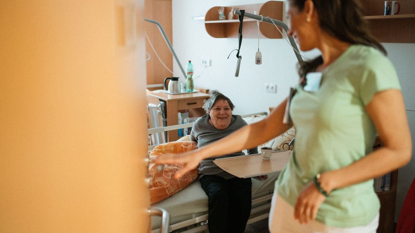 Profissional de enfermagem cuidando de um paciente em atendimento domiciliar